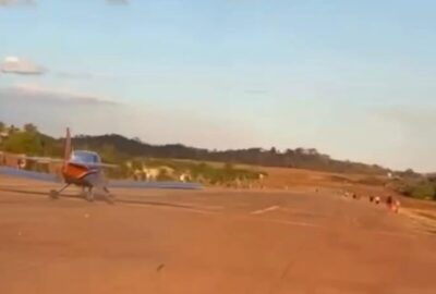 Vídeo mostra avião decolando entre populares em pista improvisada no Maranhão