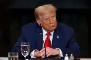 Trump impõe tarifa de 50% sobre produtos brasileiros e critica julgamento de Bolsonaro.
