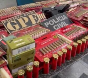 POLÍCIA CIVIL PRENDE QUATRO SUSPEITOS DE ATENTADOS REALIZADOS POR FACÇÕES E APREENDE PISTOLA E CERCA DE 1500 MUNIÇÕES DE CALIBRES .40 E .38 EM PINHEIRO