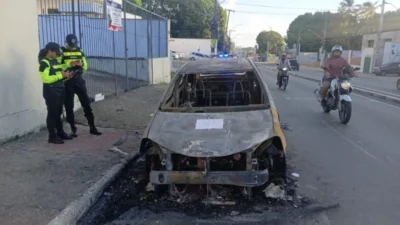 Carro pega fogo e fica destruído na Avenida São Luís Rei de França