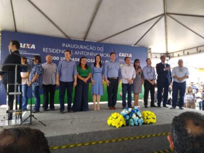 Ao lado do ministro Gustavo Canuto, senador Roberto Rocha participa da entrega de 500 casas em Rosário