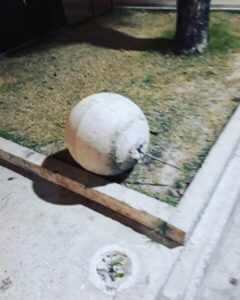 A imagem do dia: nem bola de concreto resiste…