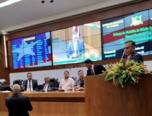 Dr. Allan Garcês recebe comenda do Legislativo…