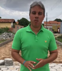 Uma luta de seu mandato, Thiago Carvalho visita obra de calçamento no bairro Cajueiro