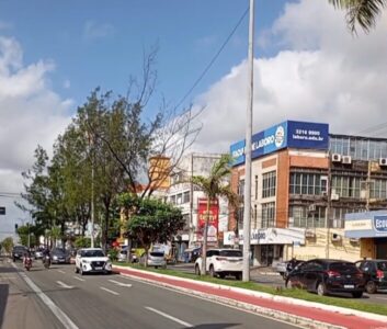 Na Avenida Castelo Branco, placas de identificação de lojas são substituídas pelas de vende-se ou aluga-se