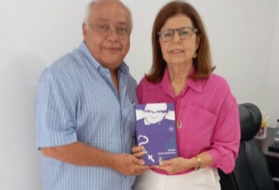Deputada recebe visita de empresário e ganha livro do Padre João Mohana