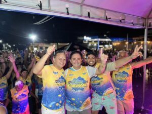 UMA MULTIDÃO DE FOLIÕES INVADIRAM AS RUAS DA CIDADE COM O BLOCO FOLIÕES DA CARAVANA