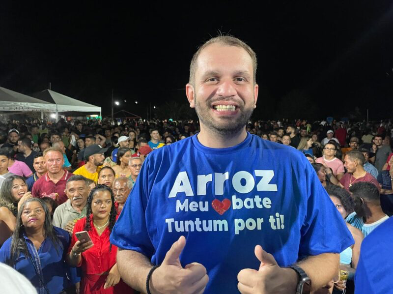 Fernando Pessoa se torna o primeiro prefeito de Tuntum a ligar a sede a um povoado por meio do asfalto.