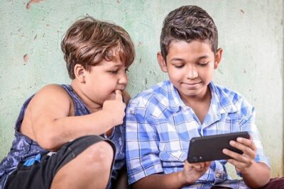 Governo Federal lança guia sobre o uso saudável de telas por crianças e adolescentes