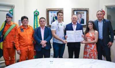 Atleta olímpico que salvou vida de adolescente recebe a mais alta honraria do Corpo de Bombeiros do Maranhão