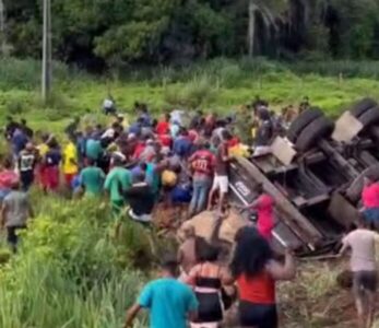 Moradores saqueiam carga de cerveja após caminhão tombar no Maranhão