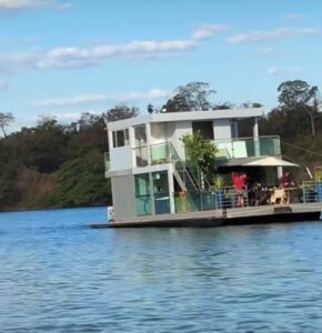 Estreito! Flutuante de prefeito causa apagão em ilha após colisão com rede elétrica