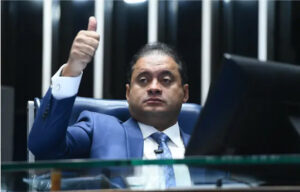 Polícia Federal investiga senador maranhense por envolvimento em esquema de descontos indevidos em aposentadorias