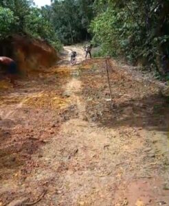 População de Minas, em Peri Mirim, Recupera Estrada Abandonada pela Prefeitura
