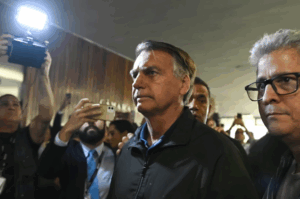 Defesa de Bolsonaro nega descumprimento de medidas cautelares e diz que ex-presidente seguirá em silêncio