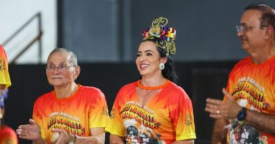 Rainha aclamada! Quadrilha Junina Fogueira Viva faz festa ao receber Audreia Noleto na apresentação do tema 2025