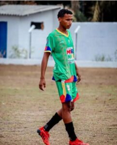 Raio mata jogador durante treino em Pedro do Rosário