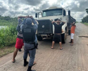 PM intercepta caminhão e recupera trilhos furtados da Vale em Miranda do Norte