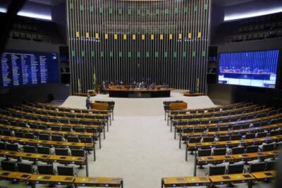 Fim da reeleição para presidente, governador e prefeito e aumento de mandato para senadores para 10 anos, avança no Congresso Nacional