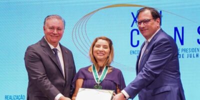 Iracema Vale é homenageada pelo Poder Judiciário com a Medalha de Mérito do Consepre