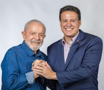 Na imagem do dia: Vice-governador aparece ao lado de Lula às vésperas de levar “pé na bunda”….
