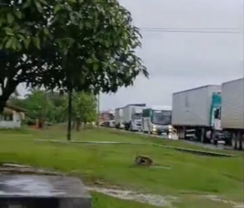 Santa Helena/Pinheiro: Moradores do Povoado Juncal interditam estrada em protesto contra falta de energia