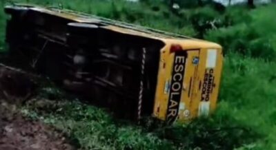 Acidente envolvendo ônibus escolar deixa dois jovens mortos e crianças feridas