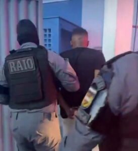 PM recupera arma furtada de policial penal após prender homem na Praia do Meio