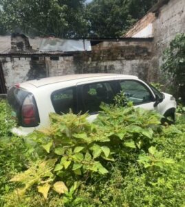 Abandono e descaso: carro esquecido no matagal no centro de Pinheiro