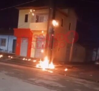 Incêndio em poste assusta moradores de Pinheiro e atendimento da Equatorial é alvo de críticas