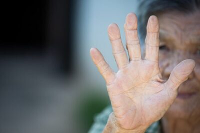 Agora é lei: abandono de idoso ou pessoa com deficiência terá pena de 5 anos de prisão