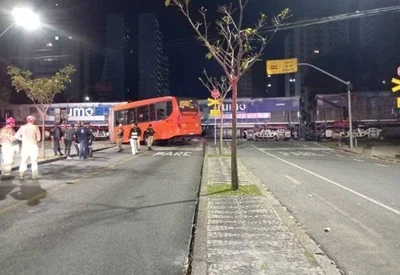 Trem parte ônibus ao meio em Curitiba e deixa 11 feridos