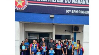 VISITA DA EQUIPE DOS DESBRAVADORES DA IGREJA ADVENTISTA DE PINHEIRO AO QUARTEL DO 10° BATALHÃO DE POLÍCIA MILITAR