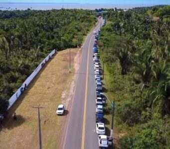 Fila quilométrica na Ponta da Espera marca mais um feriado de caos na travessia via ferry-boat