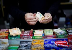 Argentinos vivem reviravolta após erro bancário: mulher recebe R$ 24 milhões por engano e tenta gastar tudo em um único dia.
