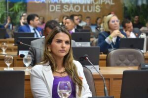 Thay Evangelista propõe atualização de lei para garantir brinquedos acessíveis em áreas públicas de São Luís.