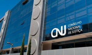 CNJ recomenda que TJ-MA oriente juiz a evitar uso de chinelos no ambiente de trabalho.