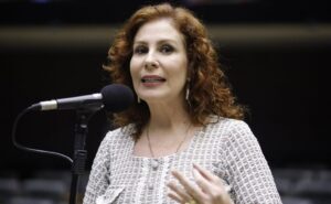 Carla Zambelli entra na lista da Interpol e é considerada foragida internacional.