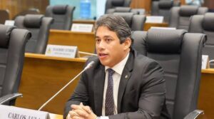 Deputado Osmar Filho defende Orleans Brandão após polêmica com balão em arraial de São Luís.