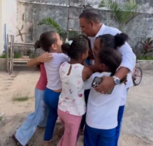Prefeito de Bacuri, Márcio Hominho, é recebido com carinho por alunos da escola Castelo Branco