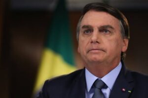 Polícia Federal indicia Bolsonaro por esquema de espionagem ilegal da Abin.