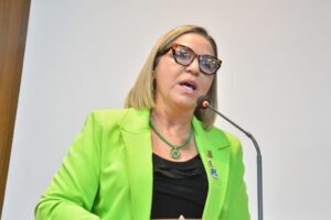 Vereadora bolsonarista cobra punição a vice-governador Felipe Camarão por ataques contra deputada Mical Damasceno.