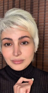 Refugiada iraniana faz apelo e pede que brasileiros parem de apoiar assassinos.