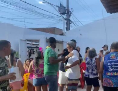 IMAGEM DO DIA: Luciano Genésio toma “benção” para Filuca em Pinheiro