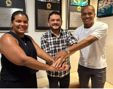 Vice-prefeita de Cajari e vereador declaram apoio à reeleição do deputado Cláudio Cunha em 2026.