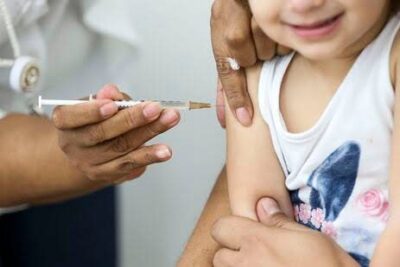 Crianças de 12 meses passam a receber vacina meningocócica ACWY no SUS