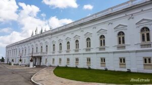 Homem com deficiência auditiva invade museu do Palácio dos Leões com faca e faz guia refém