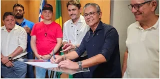 Prefeito Jailson Fausto assina contrato para construção de 350 casas populares em Lima Campos