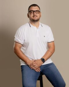 Pinheiro no fundo do Poço pelas mãos dos Genesios