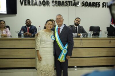 Carrinho Cidreira, prefeito, e Regina Machado, vice, são empossados em Viana
